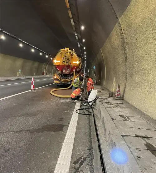 温宿隧道排水渠清淤